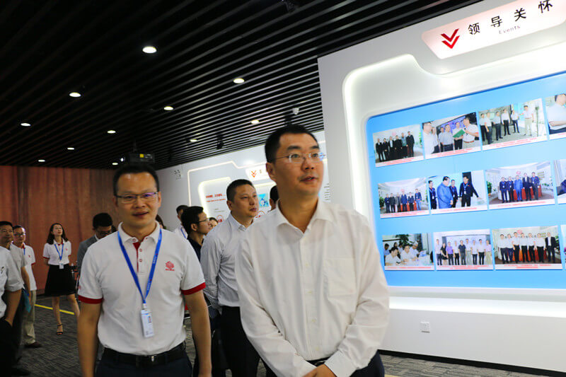 1528387845137964.jpg 孙总陪同孙红兵参观.jpg